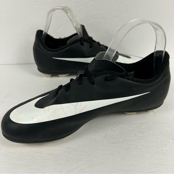 💕 Youth Nike Black and White Soccer Cleats 6Y - Picture 4 of 8